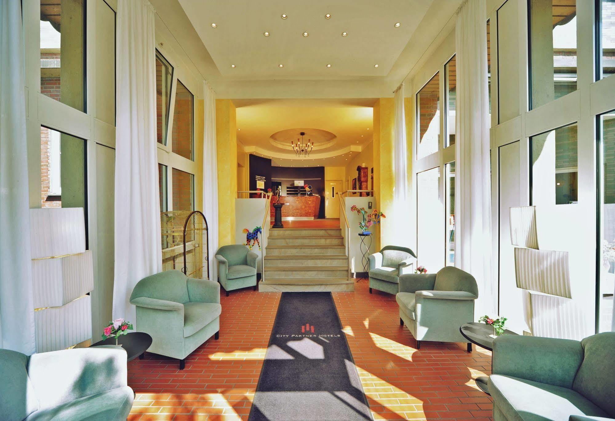 Retro - Art - Hotel Luenen Exterior photo